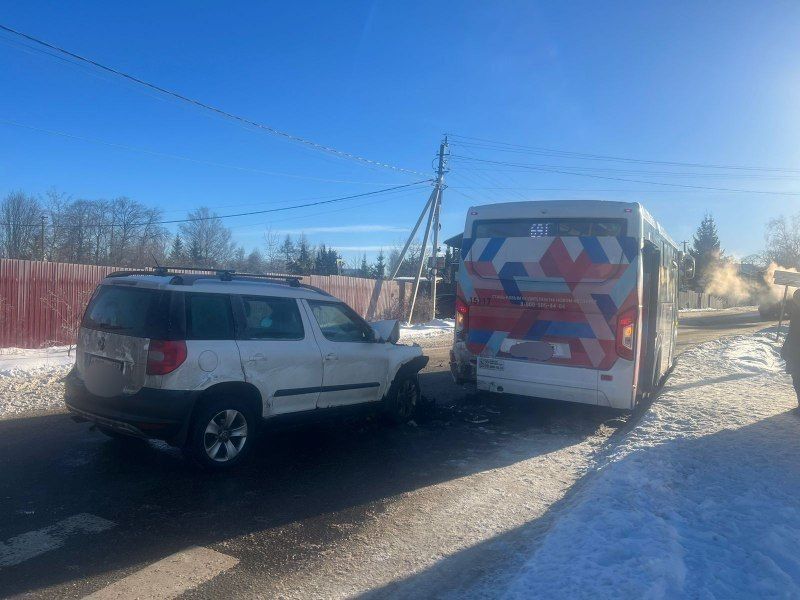 ДТП с рейсовым автобусом произошло на автодорге «Большая Ижора — Бронна — Пеники»