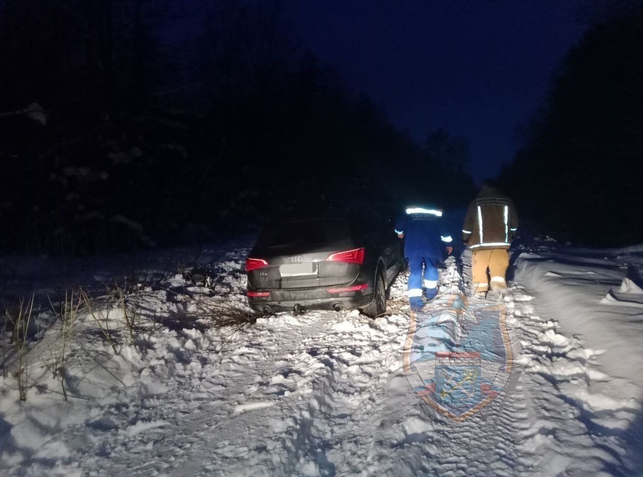 В Волховском районе автомобиль с пассажирами застрял на лесной дороге 