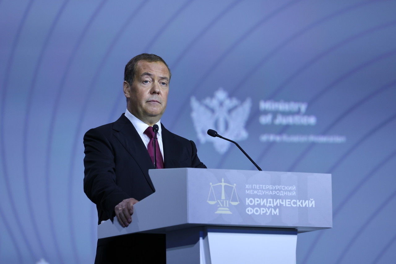 Медведев заявил, что сам пишет тексты для своих соцсетей