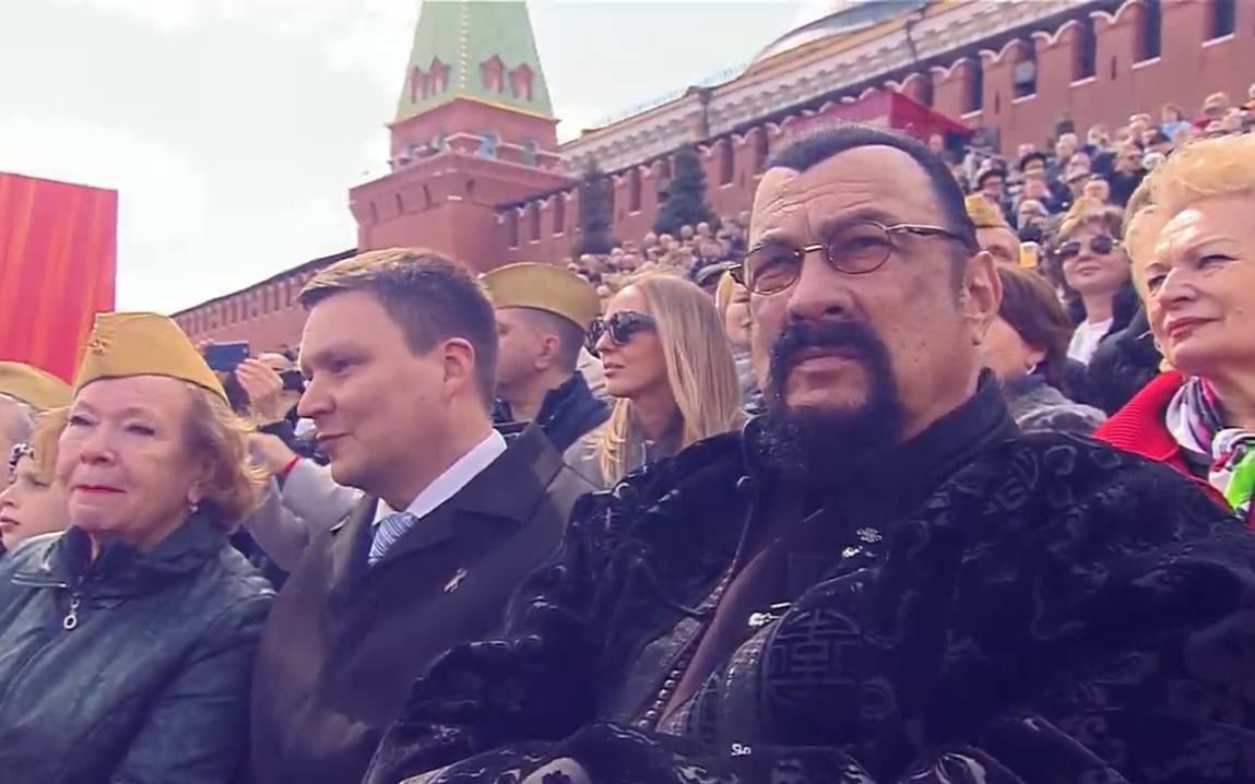 Стивен Сигал и Эмир Кустурица посетили парад Победы в Москве