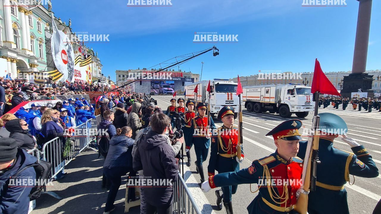 Фото: 5000 военных и более 100 единиц техники: как прошел парад на Дворцовой площади в Петербурге