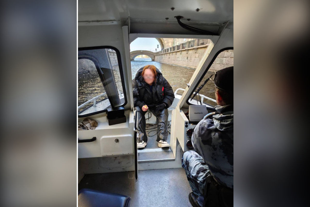 Сотрудники ОМОН спасли женщину, упавшую в Мойку в Петербурге