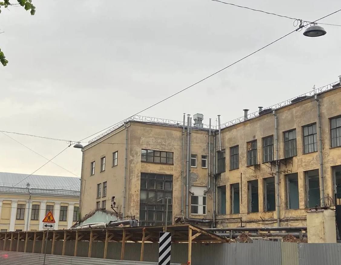 В Петербурге возобновили снос фабрики-кухни на улице Красного Курсанта
