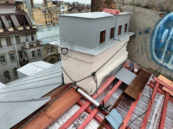В Центральном районе Петербурга плотник сорвался с крыши и разбился