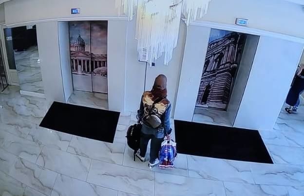 В аэропорту Пулково женщина украла пакет со спиртным и скрылась