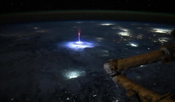 Астронавт NASA запечатлела с борта Международной космической станции уникальную красную молнию