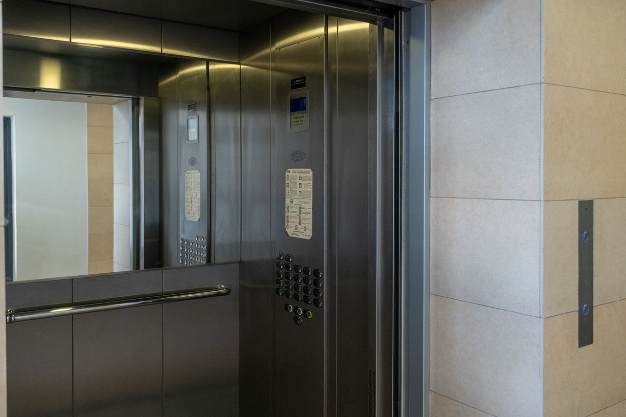 В Петербурге почти 1,5 тысячи лифтов обновят в этом году