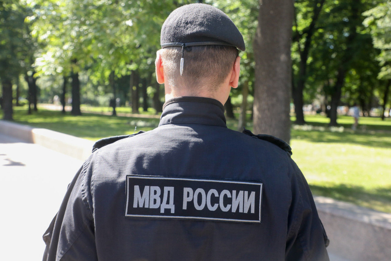 Петербургские полицейские изъяли у иностранца килограмм наркотиков