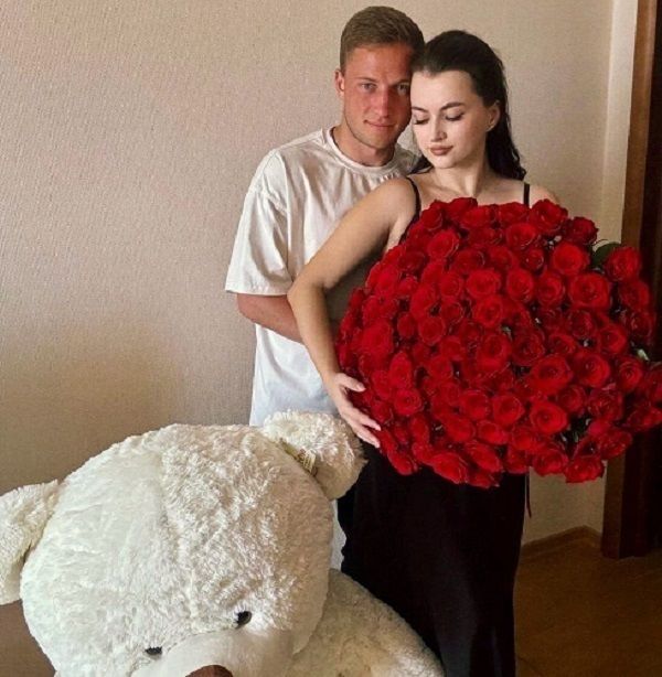 Видео: игрок ФК «Ленинградец» Николай Суханов воспользовался подъемным краном, чтобы сделать предложение своей девушке
