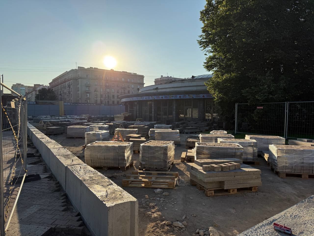 Перед станцией метро «Парк Победы» продолжается обустройство строительной площадки