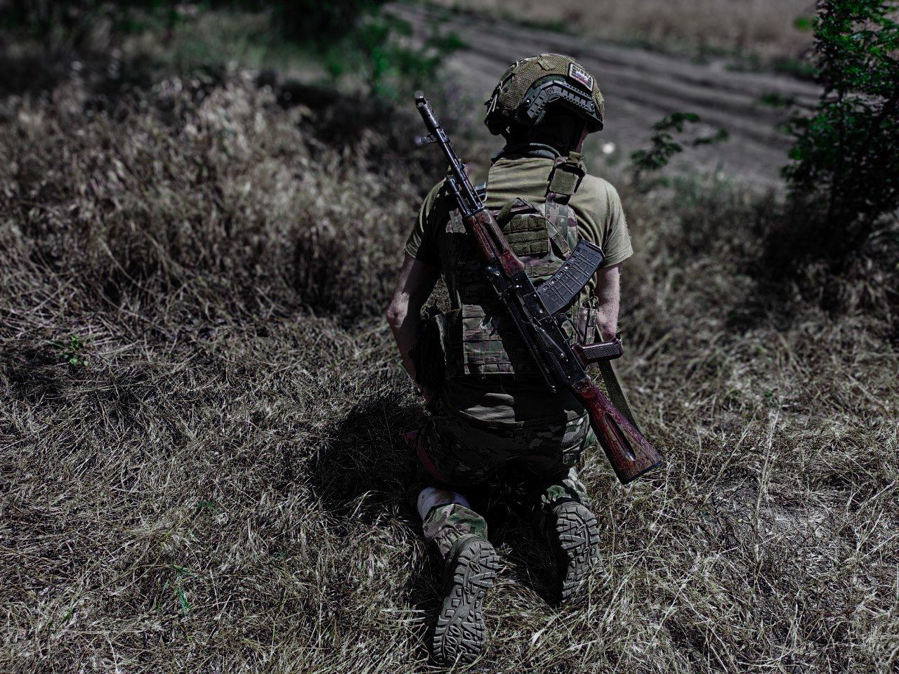 Раненый российский боец несколько дней полз к своим позициям, укрываясь от атак беспилотников