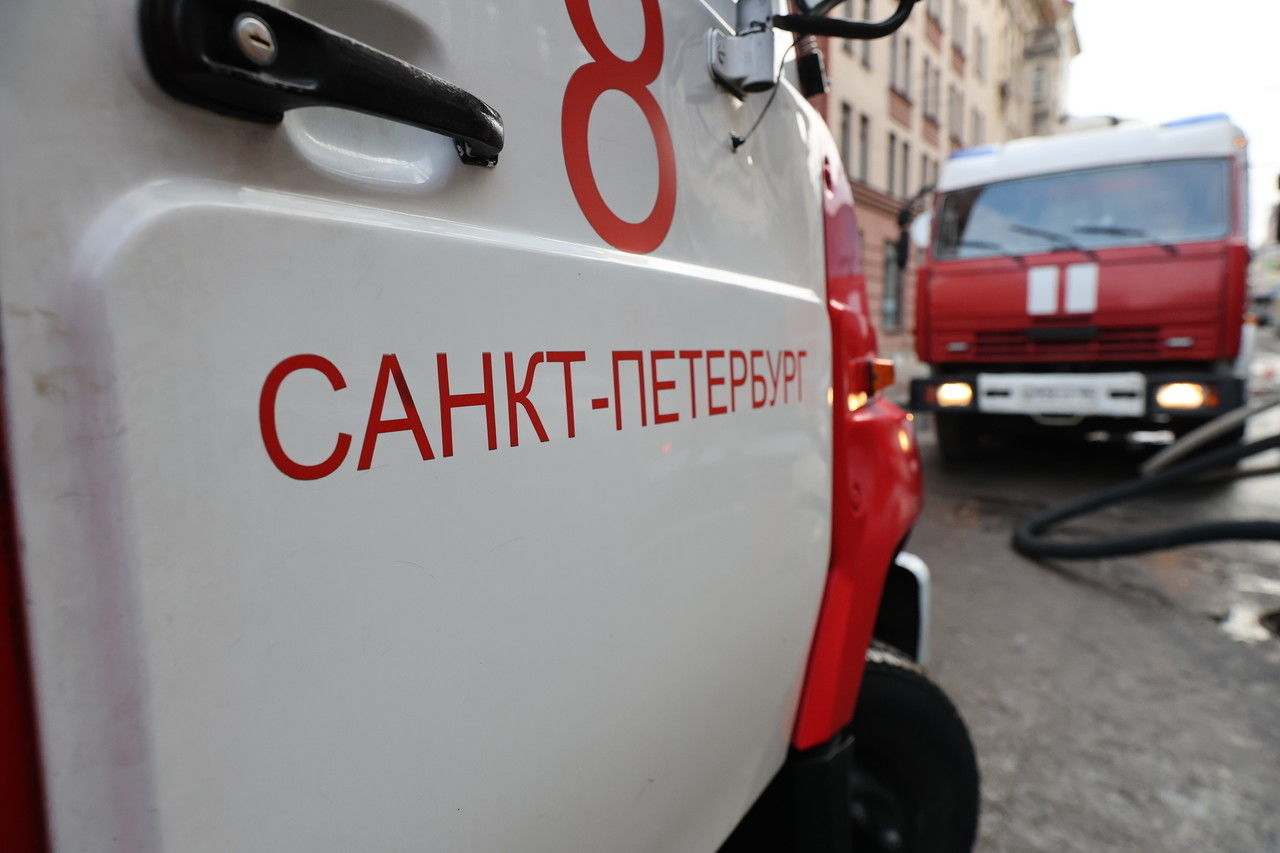 В Красногвардейском районе Петербурга 15 спасателей тушили пожар в здании