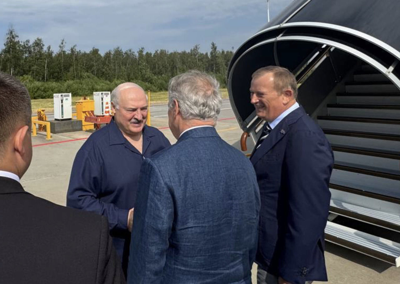 Александр Лукашенко прибыл в Петербург