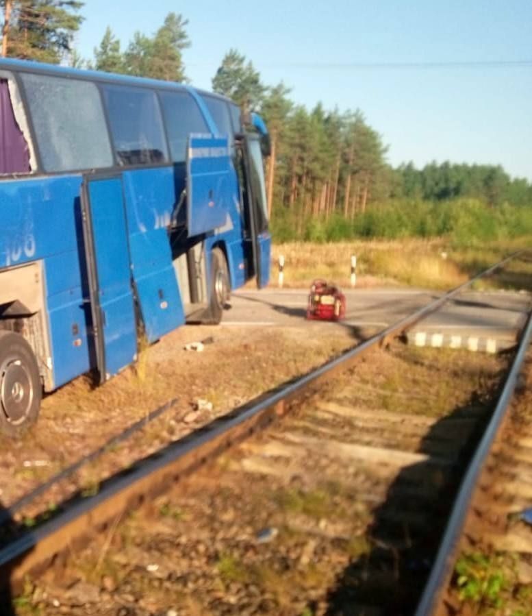 Столкновение поезда с туристическим автобусом в Ленобласти стало уголовным делом
