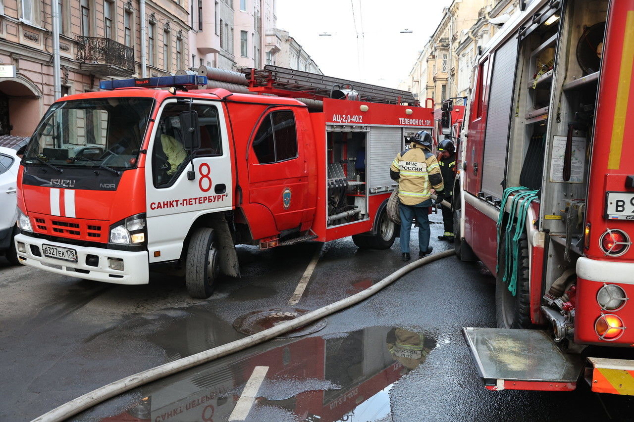 Женщина госпитализирована в Василеостровском районе из-за пожара