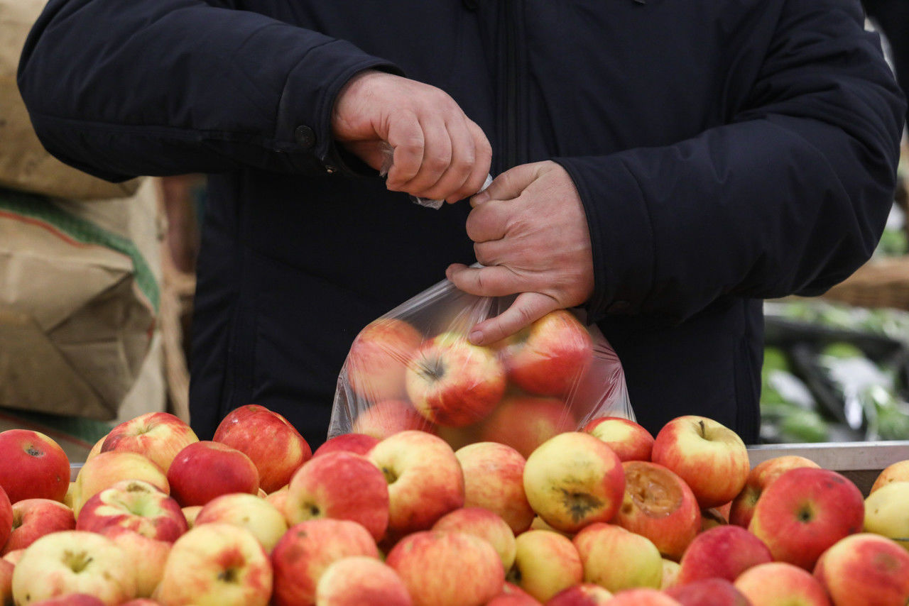 В Госдуме предложили временно зафиксировать цены на базовые продукты питания