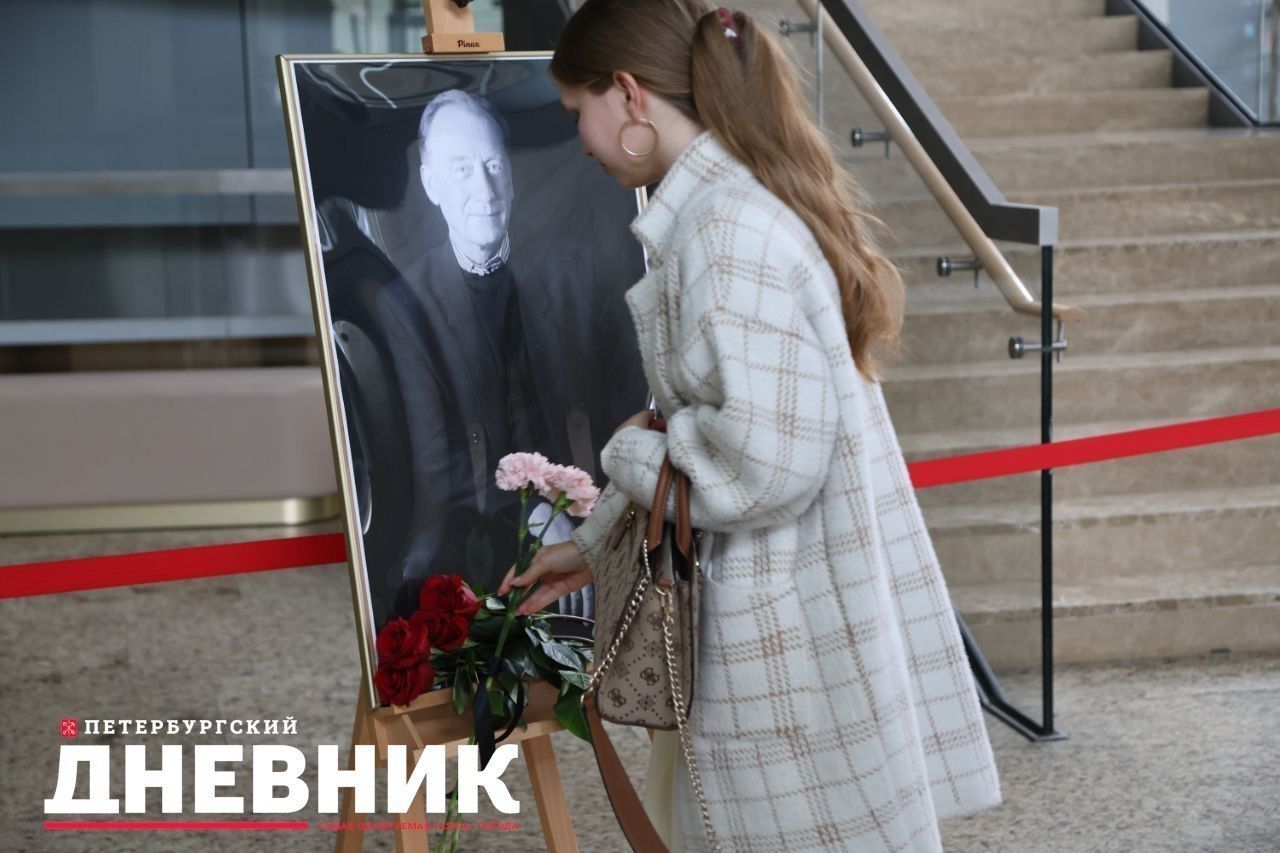 Фото: в фойе Новой сцены Мариинского театра можно возложить цветы в память о композиторе Родионе Щедрине