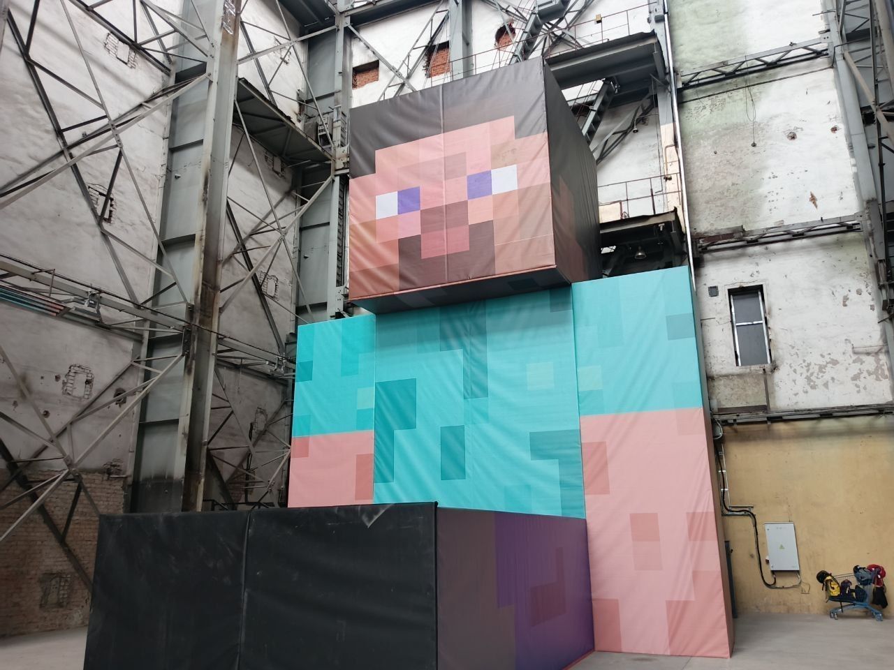 В Петербурге установили две статуи