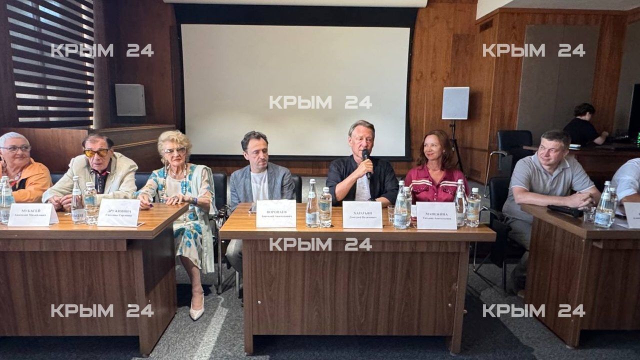 В Евпатории прошла пресс-конференция с участием народного артиста России Дмитрия Харатьяна
