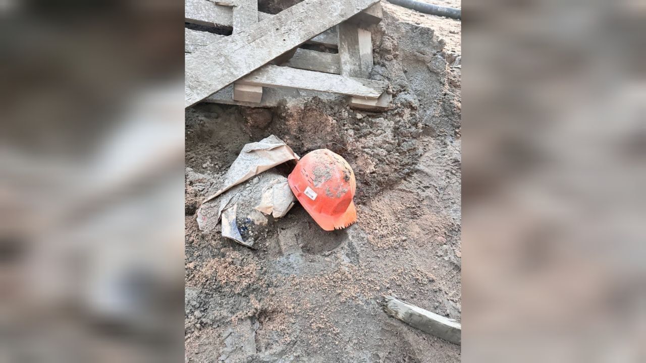 Строитель скончался во время работ в Петербурге: на него упала бочка 