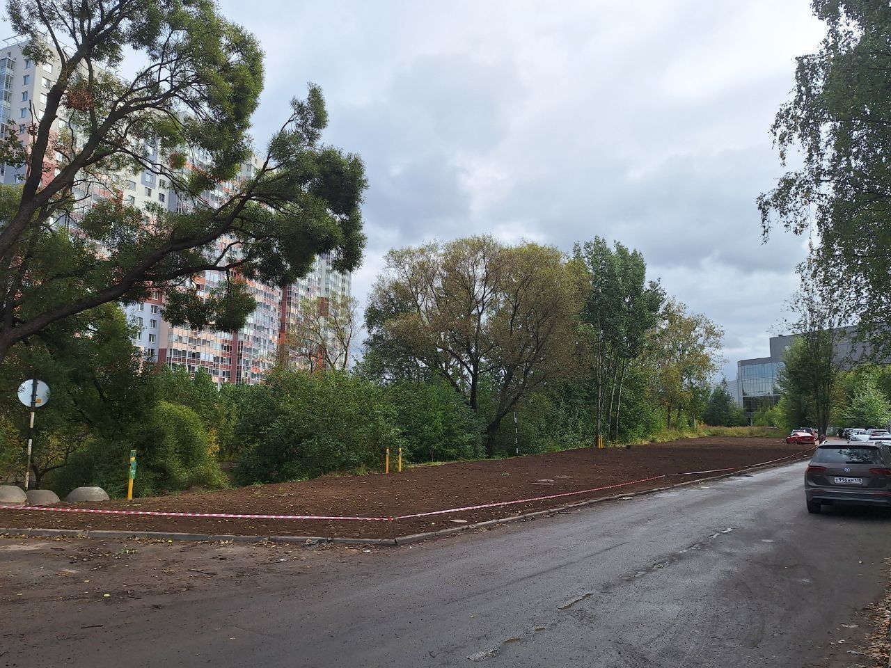 Берег на левом берегу Охты, разрушенный машинами, восстановили 