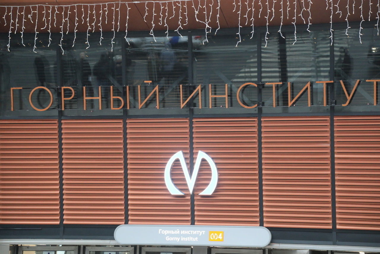 На «Горном институте» из-за ремонта эскалаторов образовалась давка в час пик
