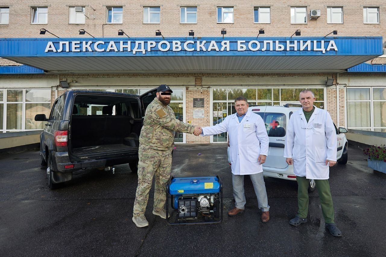 Коллектив Александровской больницы в Петербурге передал полевому госпиталю в ДНР дизель-генератор 