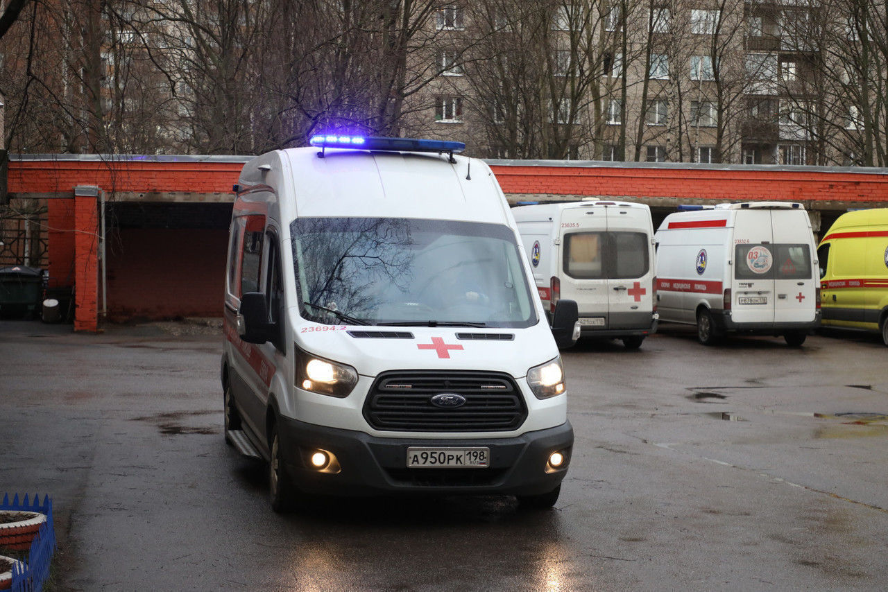 На Полюстровском проспекте ВАЗ сбил девушку