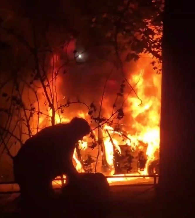 Полыхало сильно: появилось видео с пожара в Кировском районе, где горели машины
