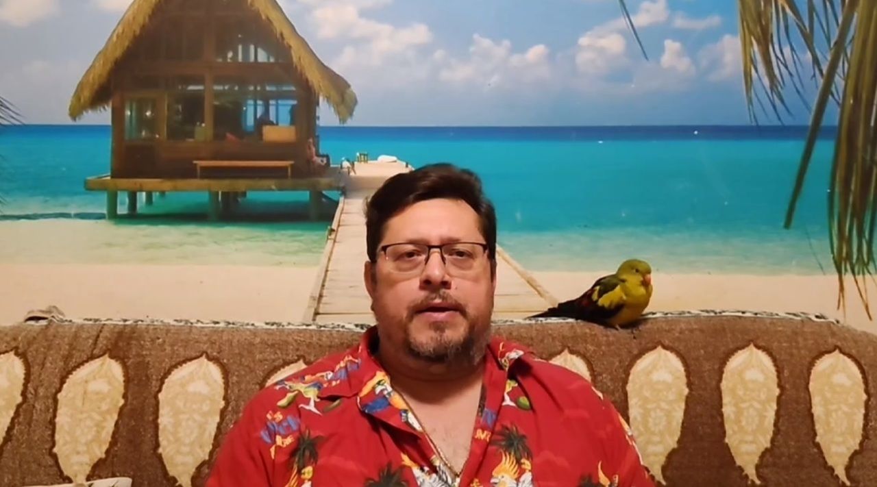 «Делаем все возможное, чтобы поймать»:  орнитолог Виталий Симуткин – о сбежавшей тропической птице из зоопарка