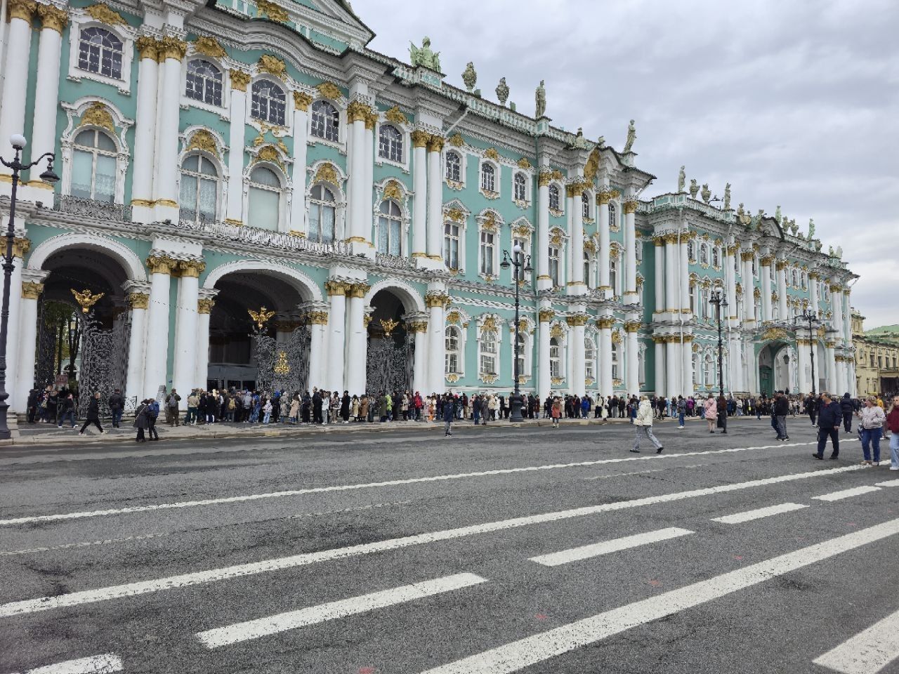 В Петербурге огромная очередь скопилась у входа в Эрмитаж