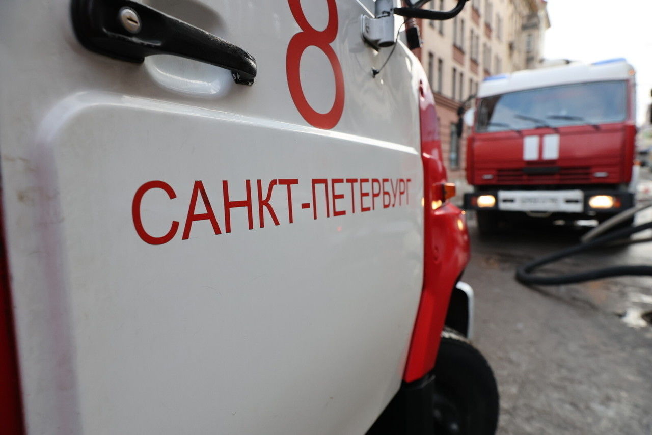 В Петербурге вспыхнули строительные бытовки