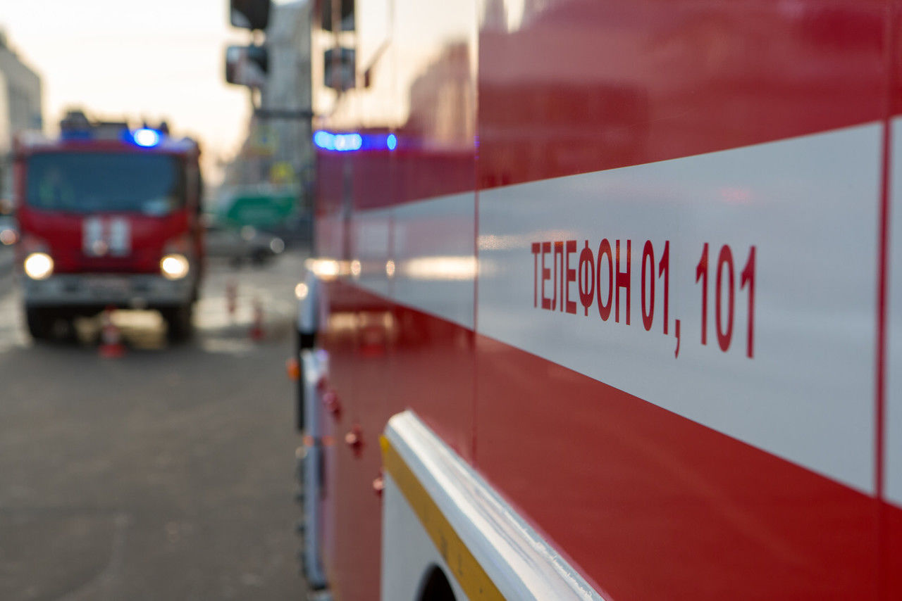 Производственное здание пылало ночью в Петербурге