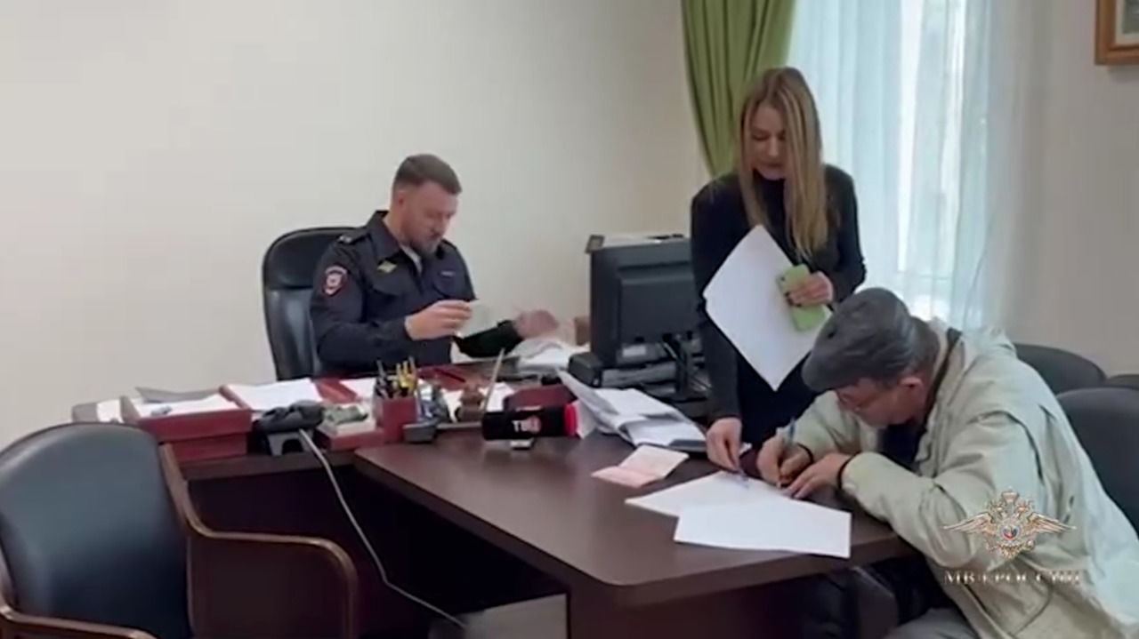 Выдворенный из Латвии 74-летний пенсионер получит паспорт гражданина России