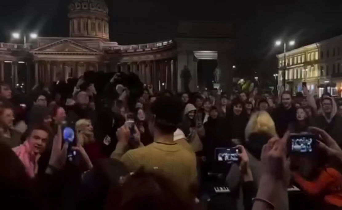 В Петербурге задержали уличную певицу Наоко: она пела запрещенные песни