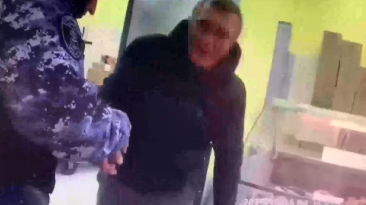 Видео: петербуржца с ножом задержали в супермаркете Красногвардейского района
