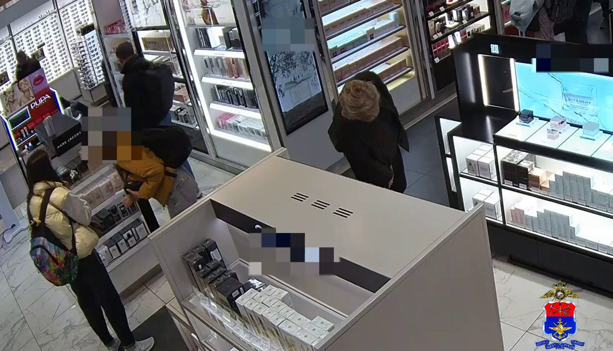 Женщина украла парфюм в аэропорту Пулково и попала на видео