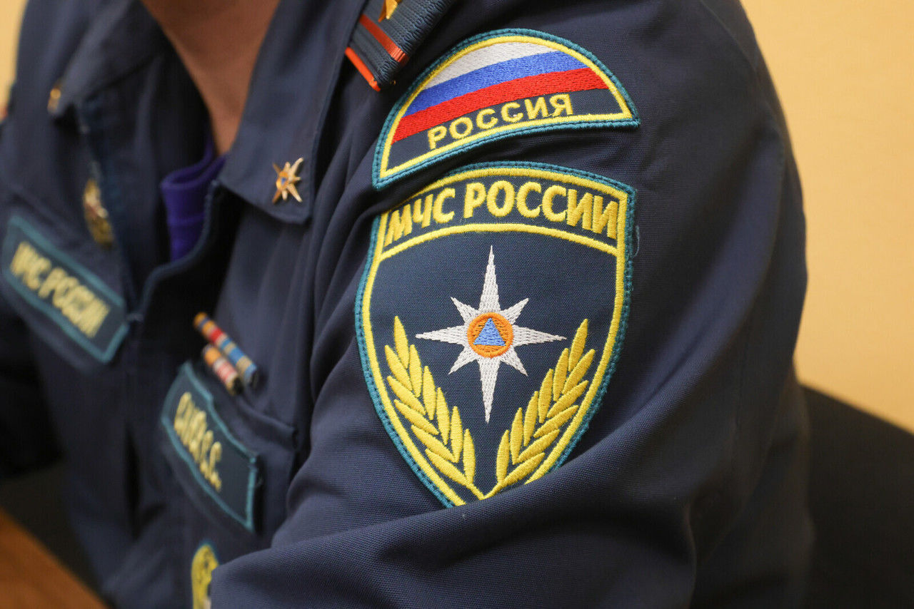 В Бурятии спасатели эвакуировали замерзших рыбаков с острова