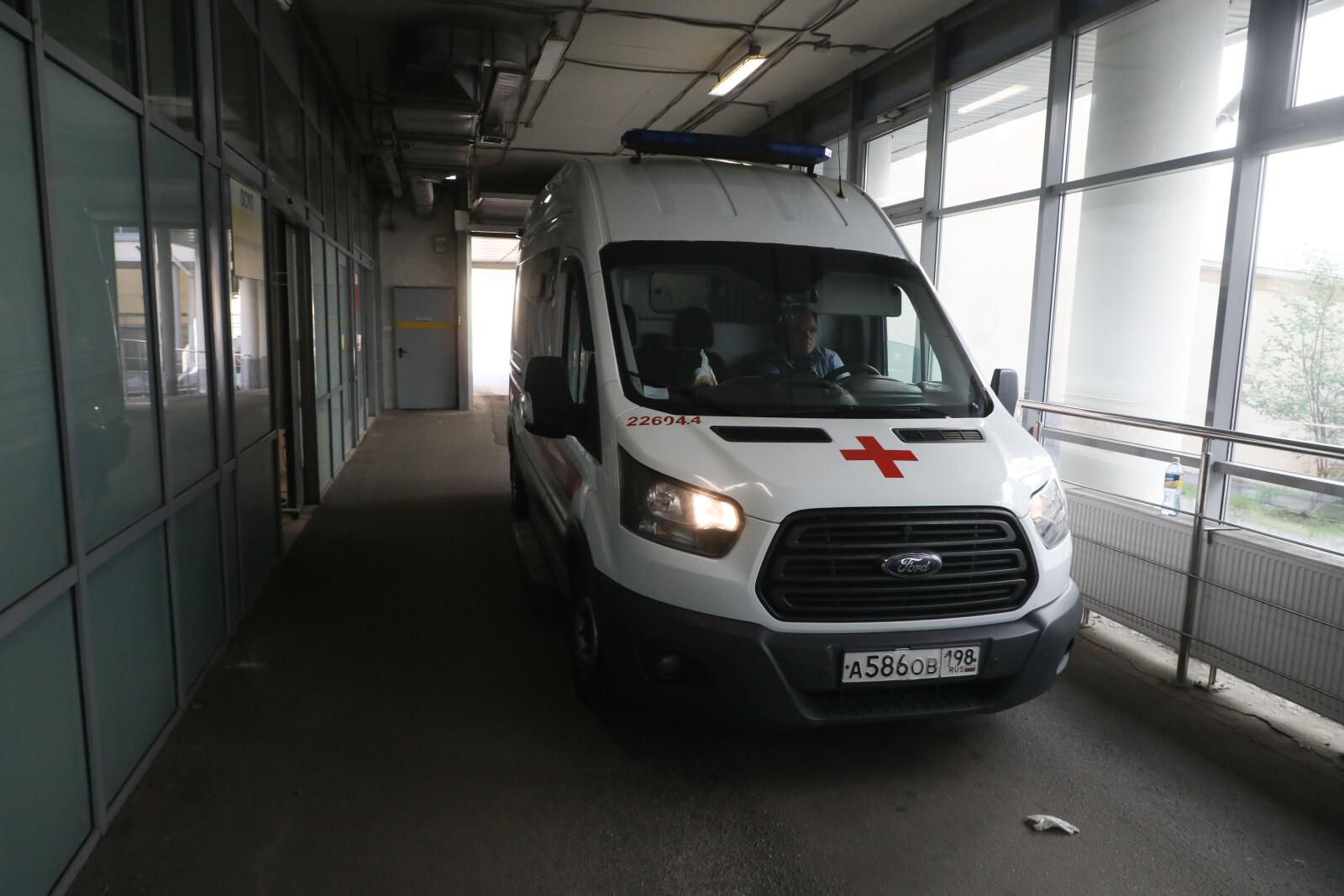Женщина не пропустила скорую в Петербурге, объяснив, что не умеет сдавать назад