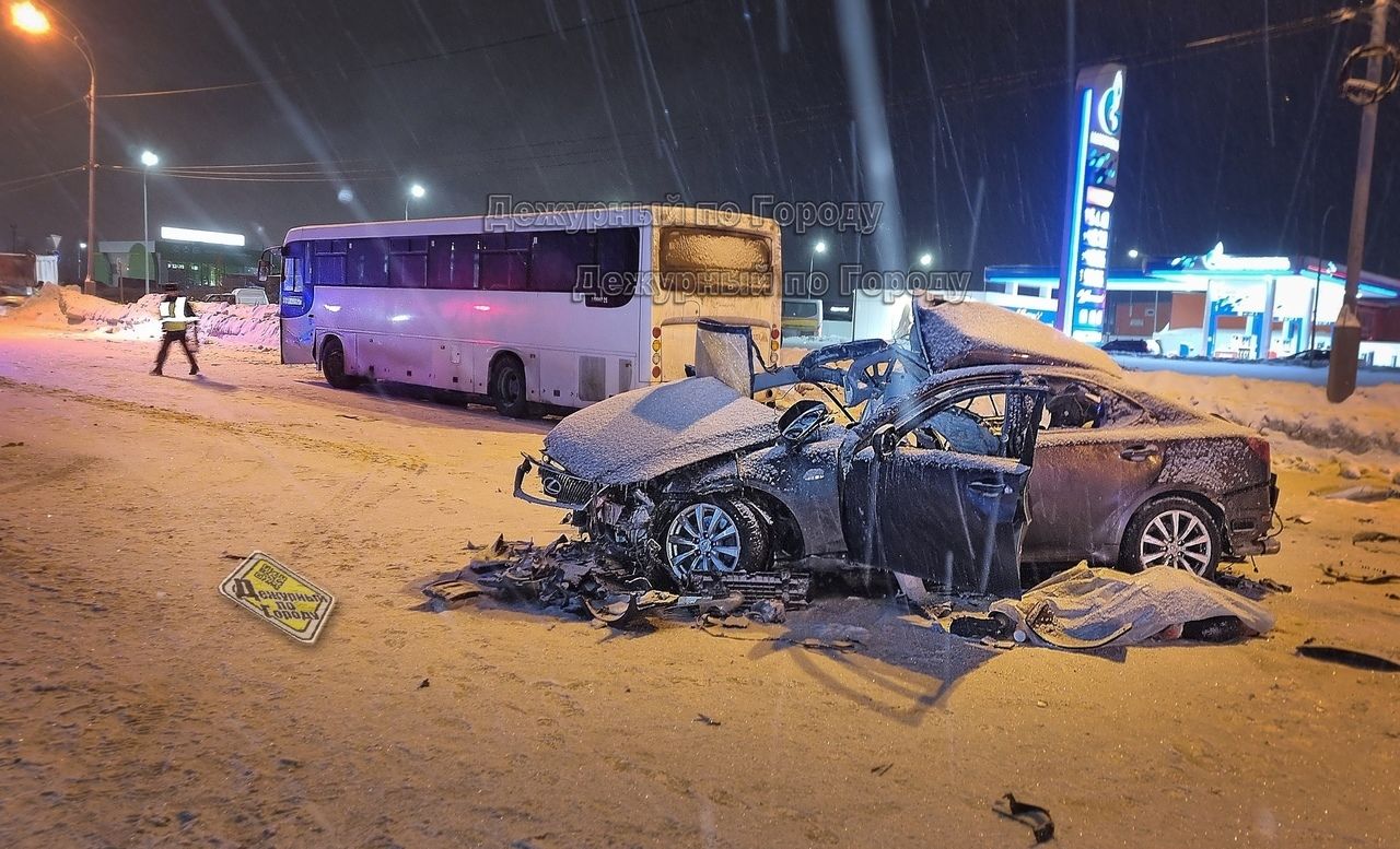 В Нижневартовске столкнулись Lexus и автобус, погибли три человека, в том  числе ребенок