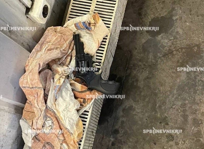 Появилось фото пистолета, из которого в сотрудника автосервиса выстрелил 77-летний петербуржец