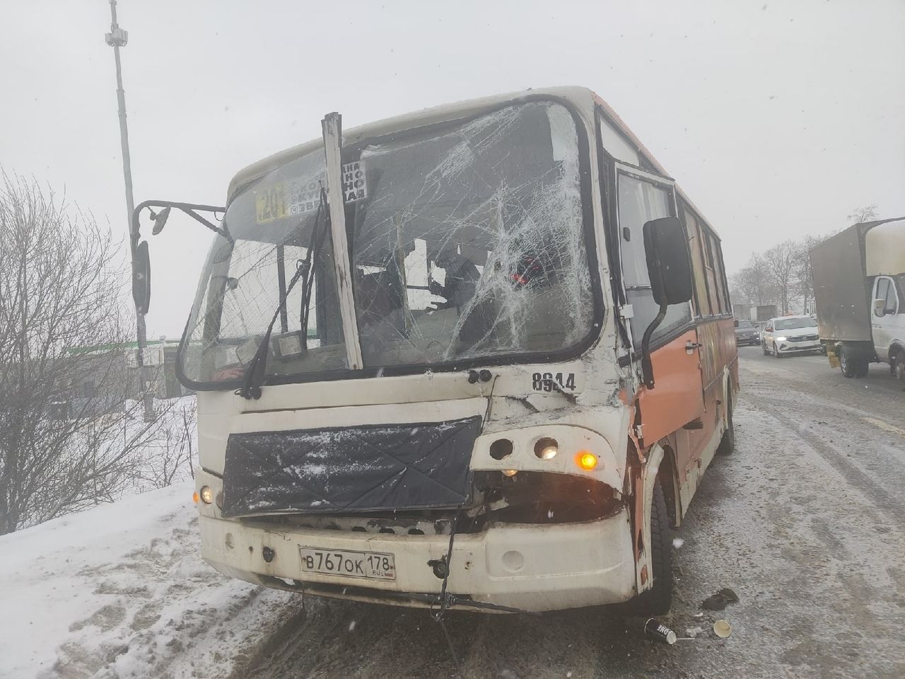 На Московском шоссе в Петербурге в ДТП с фурой и маршруткой пострадали пассажиры и водитель
