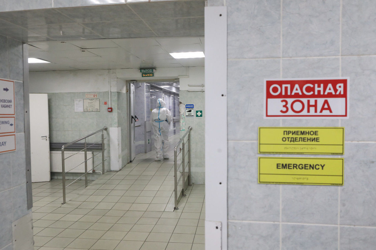 Три четверти подхвативших «омикрон»-штамм коронавируса жалуются на насморк – врач
