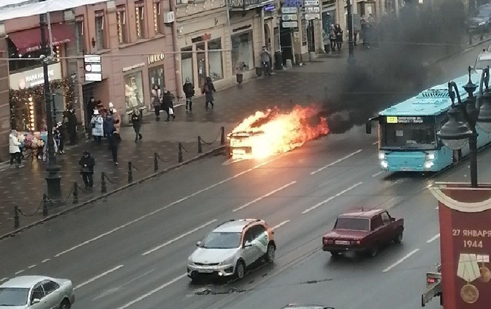 Видео: на Невском проспекте горел Chevrolet