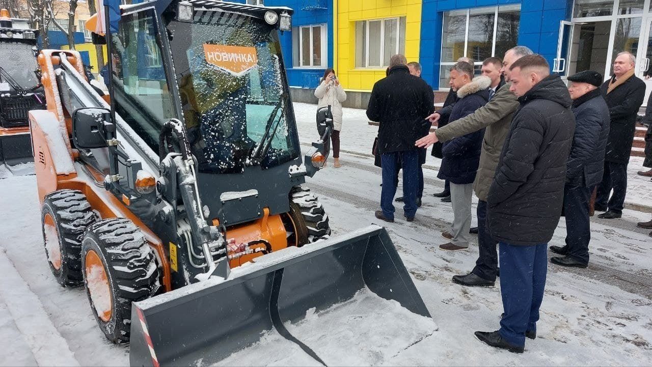 Красивая техника для красивого города: Петербург закупит уборочные машины  белорусского производства