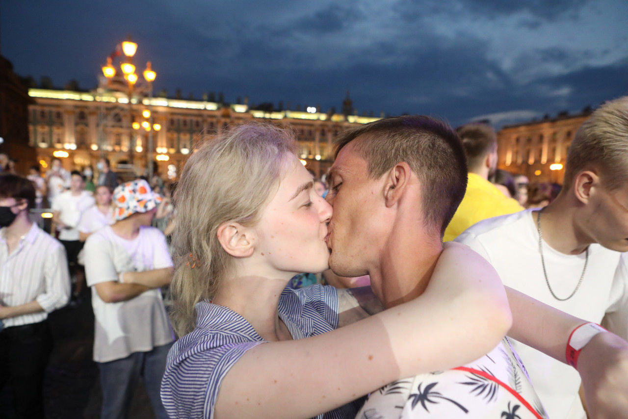 Как возбудить парня поцелуем: техника и эрогенные зоны