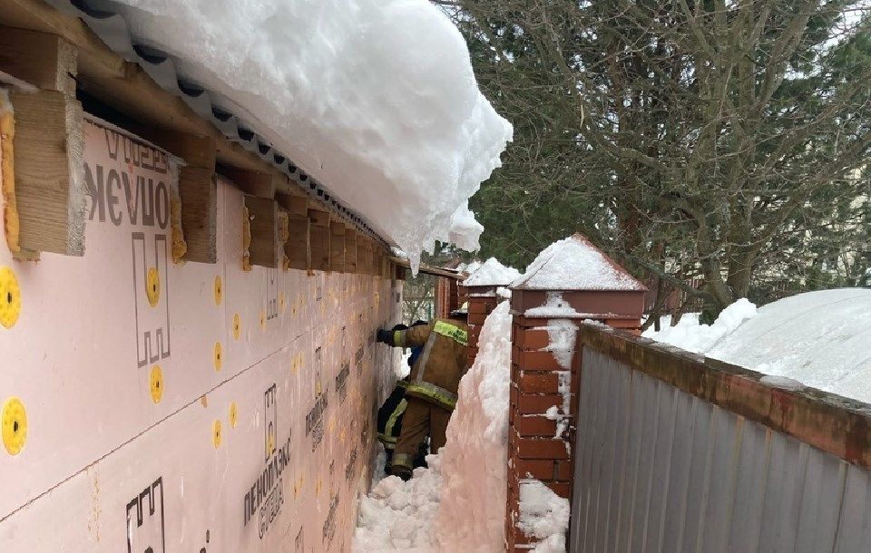 Снег сходит с пригорков веселыми. Крыша заваленная снегом. Деревню завалило снегом. Завалило снегом в частном доме. Завалили снегом дом по крышу.