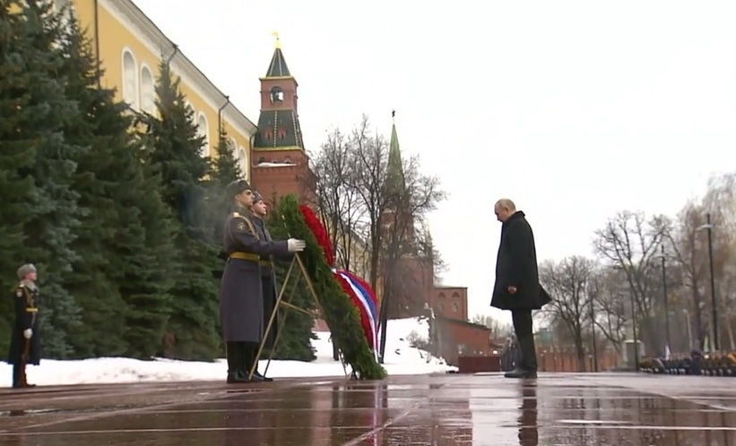 Путин возлагает цветы к могиле неизвестного солдата фото