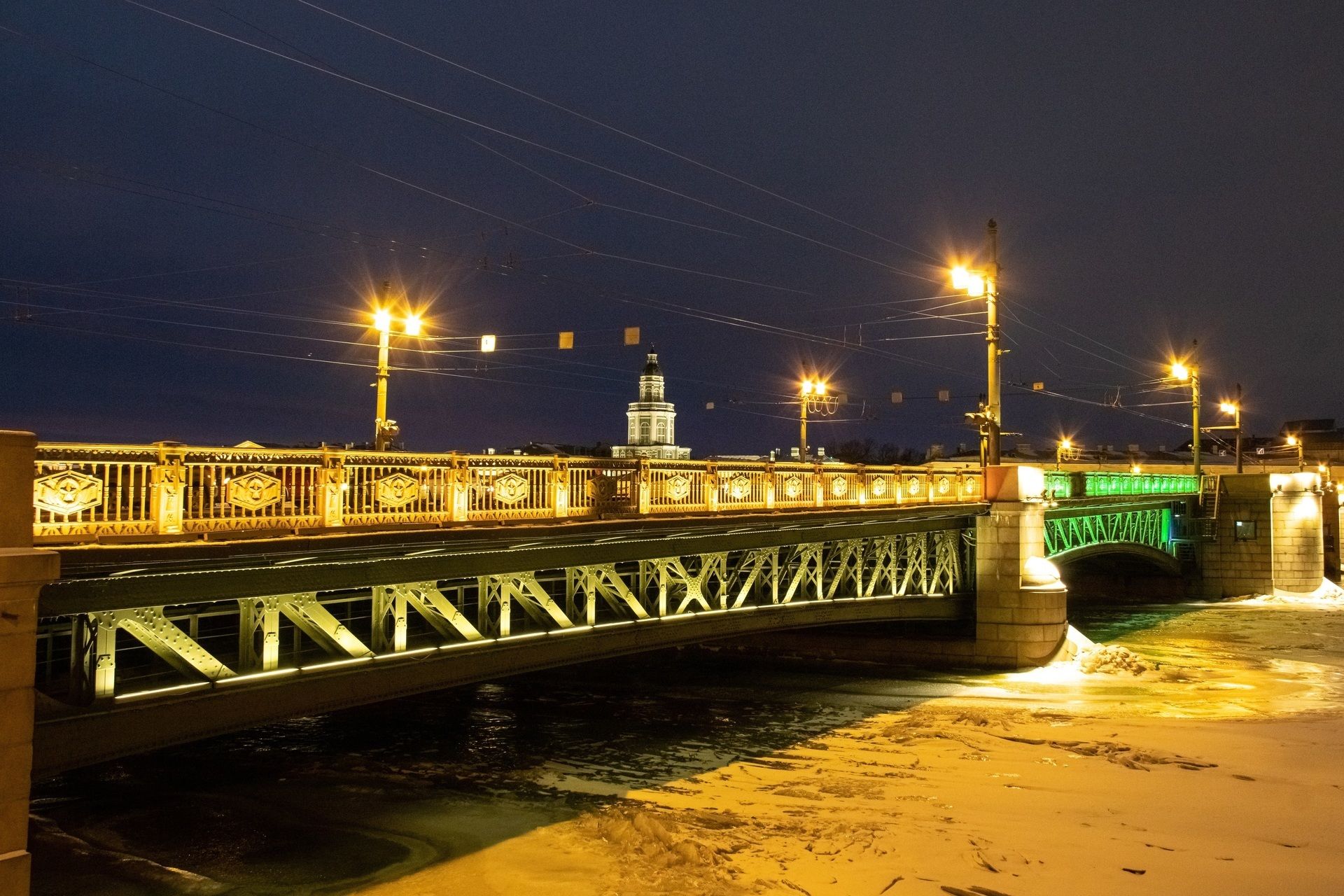 Подсветятся Дворцовой мост в Санкт-Петербурге
