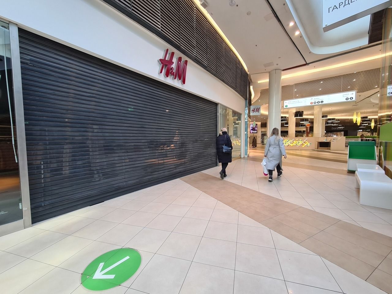 Галерея» опустела: в торговом центре закрылись магазины западных брендов